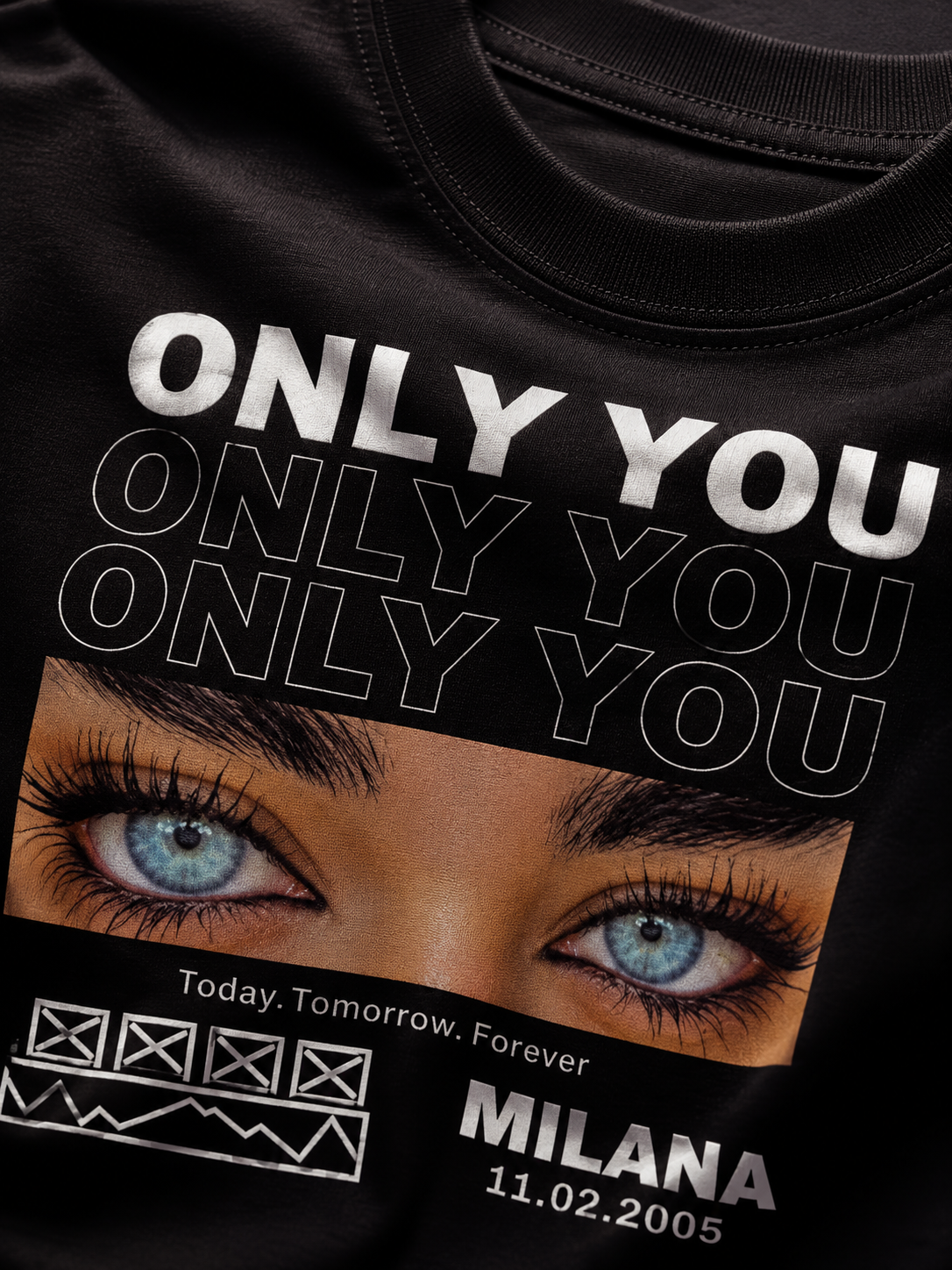 T-krekls ar acu print dizainu